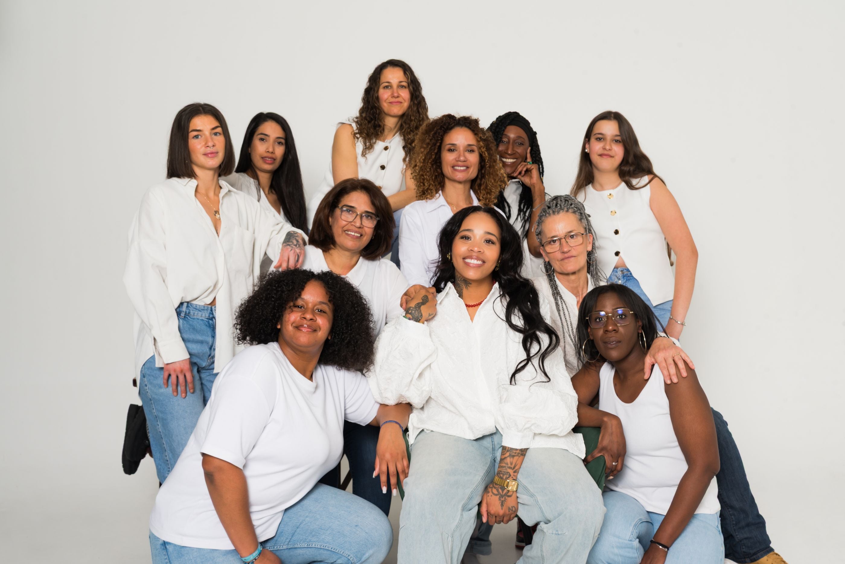 Une quinzaine de femmes en chemise blanche, regroupées, sourient